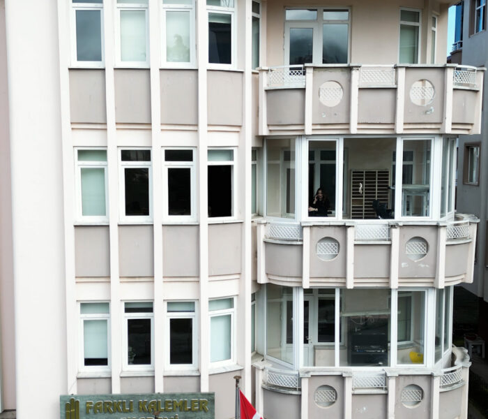 Farklı Kalemler Akademi binasının genel dış görünümü ve Türk bayrağı