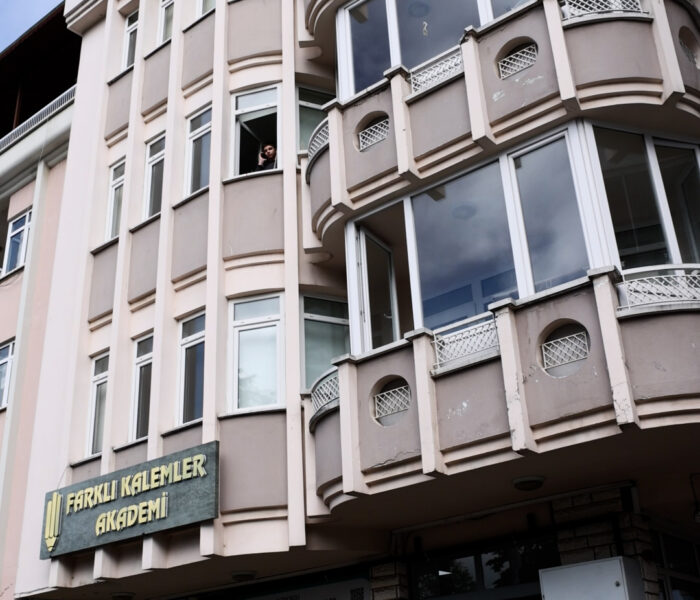 Farklı Kalemler Akademi bina girişi ve tabelası