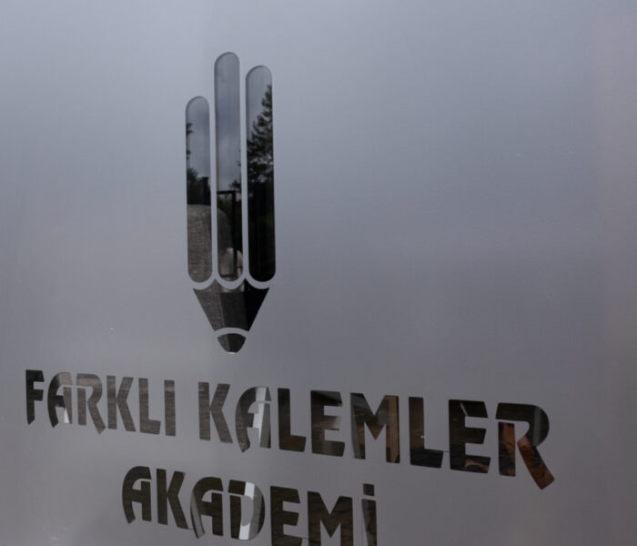 Farklı Kalemler Akademi logosu cam kapıda