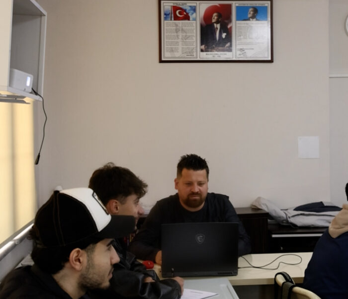 Öğretmen öğrencilerle birebir ders çalışması yapıyor