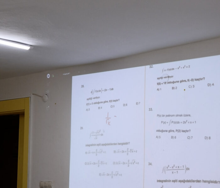 Sınıfta projeksiyon ile matematik konu anlatımı